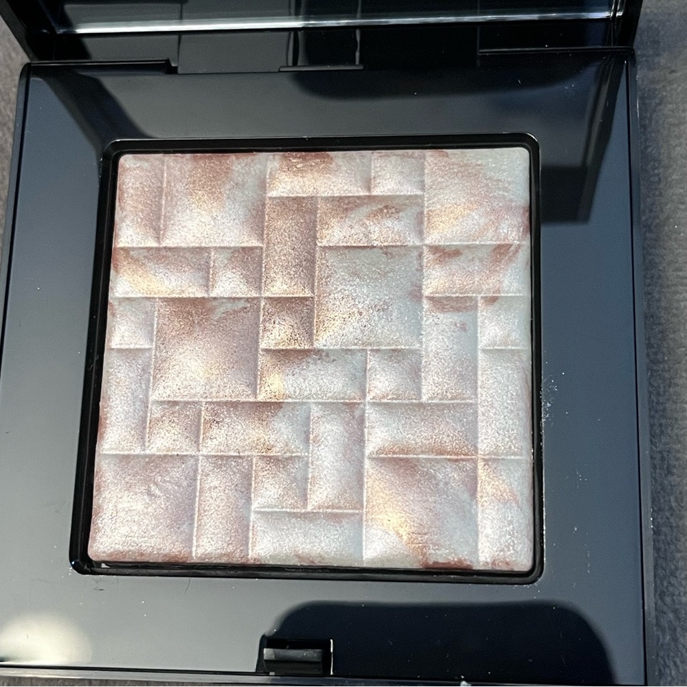 Bobbi Brown Highlighting Powder